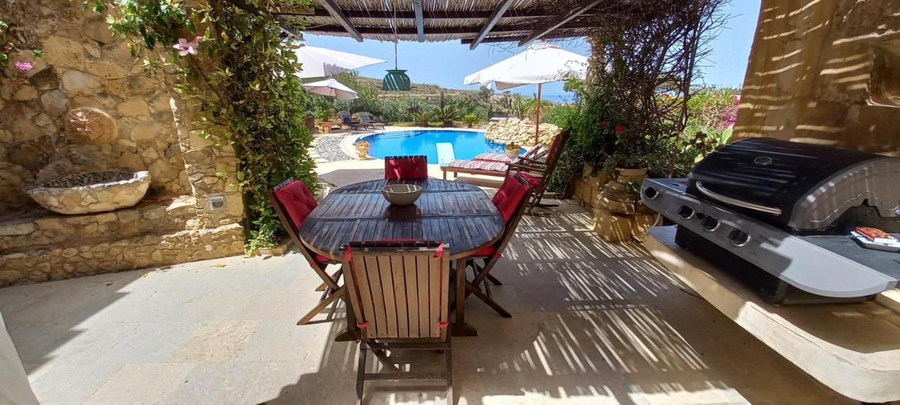 Dar Ta' Xmun - Idyllic Farmhouse With Pool, Garden, Seaview & Sunset San Lawrenz Exterior photo